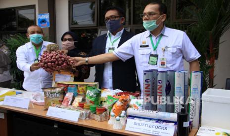 Petugas karantina dan para pengusaha menunjukkan contoh komoditas hasil pertanian sebelum diekspor di kantor Balai Besar Karantina Pertanian Surabaya, Juanda, Sidoarjo, Jawa Timur, Jumat (24/7/2020). Kementerian Pertanian melalui Balai Besar Karantina Pertanian terus menggenjot pasar ekspor komoditas hasil pertanian dengan mengirim 10 ragam produk pertanian dan non pertanian dengan total nilai ekonomi Rp470,69 milyar ke 18 negara mulai dari Finlandia hingga Latvia. 