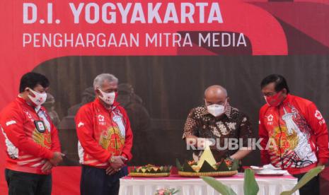 Wakil Gubernur DIY KGPAA Paku Alam X (kedua kanan) memotong tumpeng saat peringatan HUT PMI ke-75 di Yogyakarta, Kamis (17/8). 