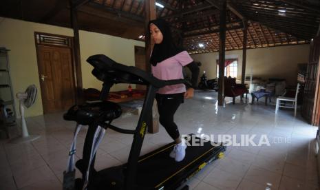 Atlet Para Atletik Indonesia Karisma Evi Tiarani berlatih olahraga di rumahnya di Simo, Boyolali, Jawa Tengah, Sabtu (9/5/2020). Meskipun kegiatan Paralympic Games Tokyo 2020 di Jepang ditunda hingga 2021 akibat pandemi COVID-19, Evi yang merupakan pelari Para Atletik Indonesia tersebut tetap melakukan latihan olahraga di rumah saja yang bertujuan untuk menjaga kondisi tubuh.