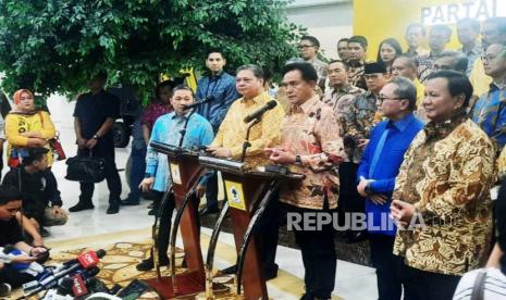 Calon Presiden dari Koalisi Indonesia Maju (KIM) Prabowo Subianto dan pimpinan partai politik pendukungnya menggelar konferensi pers usai rapat di Kantor DPP Partai Golkar, Jakarta Barat, Kamis (14/9/2023). 