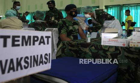 Petugas kesehatan menyuntikan vaksin Sinovac ke tubuh seorang seorang anggota TNI saat dilaksanakannya kegiatan vaksinasi Makorem 161/Wirasakti Kupang, NTT, Jumat (19/3). Bank Dunia telah mengumumkan pembiayaan untuk Afghanistan, Bangladesh, dan Nepal untuk memvaksinasi penduduk mereka terhadap Covid-19, Kamis (18/3). 