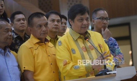 Ketua Umum Partai Golkar Airlangga Hartarto didampingi para pengurus partai memberikan keterangan terkait pelaksanaan pilkada serentak 2018 di Kantor DPP Partai Golkar, Jakarta, Senin(25/6).