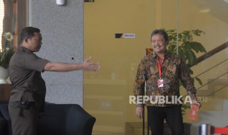 Menteri Kelautan dan Perikanan Sakti Wahyu Trenggono usai memenuhi panggilan Komisi Pemberantasan Korupsi (KPK) di Gedung KPK, Jakarta, Jumat (26/7/2024). Trenggono dipanggil untuk dimintai keterangannya sebagai saksi terkait dalam kasus dugaan korupsi pengadaan barang dan jasa di PT Telkom. Trenggono hadir di Gedung Merah Putih KPK sekitar pukul 08.50 WIB dan naik ke ruang pemeriksaan pada pukul 08.55 WIB serta keluar dari ruang penyidik KPK sekitar pukul 11.25 WIB dengan mengenakan batik hitam bemotif warna kuning.