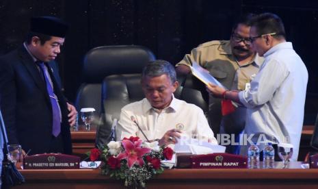 Ketua DPRD DKI Jakarta Prasetio Edi Marsudi (kedua kiri) memimpin Rapat Pimpinan Gabungan (Rapimgab) terkait tiga nama calon Penjabat (Pj) Gubernur pengganti Anies Baswedan di Gedung DPRD DKI Jakarta, Selasa (13/9/2022). Rapimgab yang dihadiri oleh pimpinan sembilan fraksi memutuskan tiga nama yang akan diberikan kepada Menteri Dalam Negeri, yakni Heru Budi Hartono, Marullah Matali, dan Bachtiar. 