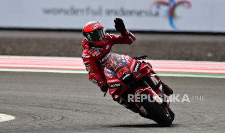  Pembalap MotoGP asal Italia, Francesco Bagnaia, dari Ducati Lenovo Team melambai kepada penonton.