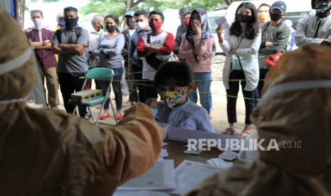 Sejumlah warga mengantre untuk melakukan rapid test gratis di posko gugus tugas COVID-19 di RS Bahteramas Kendari, Kendari, Sulawesi Tenggara, Selasa (2/6/2020). Pihak gugus tugas Sulawesi Tenggara menargetkan rapid test gratis kepada 1