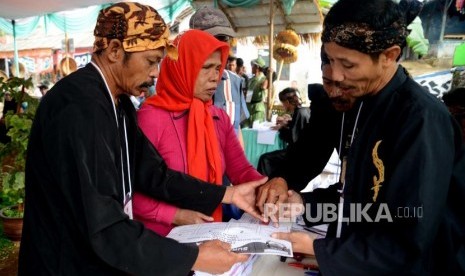  pemilih tuna netra diberikan arahan oleh petugas tempat pemungutan suara(TPS) 20 ramah akses disabiltas untuk pemilihan kepala daerah Kota Sukabumi dan Jawa Barat di Kota Sukabumi, Jawa Barat, Rabu (27/6).