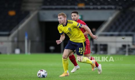  Dejan Kulusevski (kiri) dari Swedia beraksi melawan Raphael Guerreiro dari Portugal pada pertandingan perdana UEFA Nations League 2020 di Friends Arena, di Stockholm, Swedia, 08 September 2020.