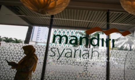 Seorang nasabah menunggu di ruang tunggu Bank Syariah Mandiri, Jakarta, Rabu (14/10/2020). Pemerintah resmi melakukan merger pada tiga bank syariah BUMN yaitu PT Bank Syariah Mandiri (BSM), PT Bank BNI Syariah dan PT Bank BRI Syariah Tbk dengan tujuan agar Indonesia yang merupakan negara mayoritas umat muslim mampu memiliki bank syariah terbesar di tanah air yang berskala global. 