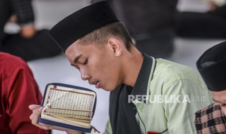  Seorang santri membaca Alquran.