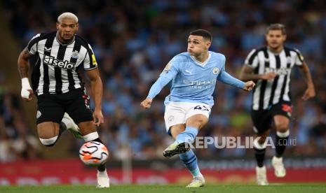 Gelandang Manchester City, Phil Foden (tengah).