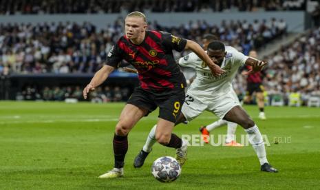 Striker Manchester City Erling Haaland (kiri) melawan bek Real Madrid Rudiger (kanan). 