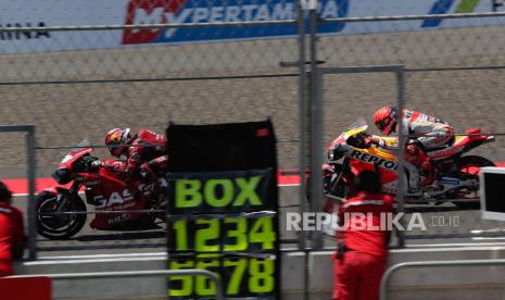 Spanish MotoGP rider Marc Marquez (R) of the Repsol Honda Team and Germany rider Jonas Folger (L) of Gasgas Factory Racing in action during a practice session for the Motorcycling Grand Prix of Indonesia at the Pertamina Mandalika International Circuit in Lombok, Indonesia, 13 October 2023. The Motorcycling Grand Prix of Indonesia will take place on 15 October 2023.  