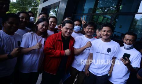 Menteri BUMN Erick Thohir (ketiga kiri) bersama pendukungnya usai menyerahkan berkas pendaftaran calon Ketua Umum PSSI periode 2023-2027 di Kantor PSSI, GBK Arena, Jakarta, Ahad (15/1/2023). Erick Thohir menjadi salah satu kandidat calon Ketua Umum PSSI yang akan dipilih pada Kongres Luar Biasa (KLB) pada 16 Februari 2023.