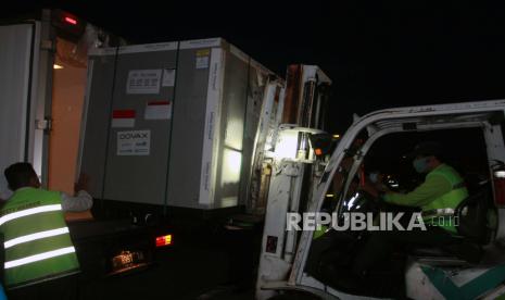 Pekerja kargo memasukan kontainer berisi vaksin COVID-19 AstraZeneca ke atas truk setibanya di Bandara Internasional Soekarno Hatta, Tangerang, Banten, Senin (8/3/2021). Sebanyak 1.113.600 vaksin virus corona (COVID-19) jadi asal perusahaan farmasi Inggris AstraZeneca tiba di Indonesia melalui skema kerja sama multilateral Aliansi Global untuk Vaksin dan Imunisasi (GAVI) COVAX Facility yang selanjutkan akan diproses di Bio Farma, Kota Bandung. 