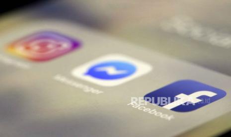 FILE - Social media applications  are displayed on an iPhone, March 13, 2019, in New York. An independent Russian news site has reported that a court in Russia convicted the spokesman of U.S. technology company Meta, which owns Facebook and Instagram, of justifying terrorism and sentenced him to six years in prison in absentia.  