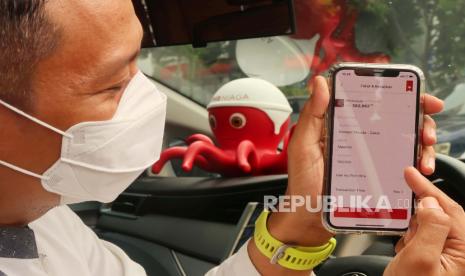 Nasabah melakukan pembayaran zakat menggunakan aplikasi digital banking OCTO Mobile di Tangerang, Kamis (22/4). Melalui OCTO Mobile, CIMB Niaga Syariah memberikan kemudahan bagi nasabah dalam menunaikan zakat, infak, sedekah, dan wakaf di bulan Ramadan ini untuk disalurkan kepada masyarakat yang membutuhkan. Cukup menggunakan ponsel di genggaman tangan, pembayaran donasi bisa dilakukan dari mana saja dan kapan saja, sehingga lebih sehat dan aman. Foto: darmawan/republika