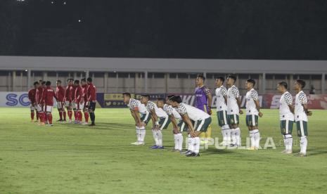 Pesepak bola Timnas U-22 dan Tira Persikabo melakukan sesi foto sebelum laga uji coba di Stadion Madya, Senayan, Jakarta, Jumat (5/3/2021). Pertadingan tersebut digelar dalam rangka persiapan Timnas U-22 jelang SEA Games 2021 di Vietnam.