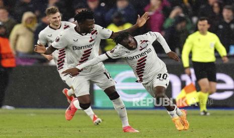 Jeremie Frimpong dari Leverkusen, kanan, melakukan selebrasi usai mencetak gol pembuka timnya pada pertandingan sepak bola leg kedua perempat final Liga Europa antara West Ham dan Bayer 04 Leverkusen di London, Jumat (19/4/2024) dini hari WIB.