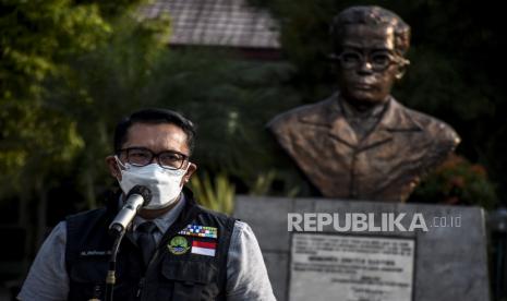 Gubernur Jawa Barat Ridwan Kamil memberikan sambutan saat penyerahan bantuan tempat tidur di Rumah Sakit Dustira, Kota Cimahi, Rabu (7/7). Pemeritah Daerah (Pemda) Provinsi Jawa barat menerima 70 tempat tidur rumah sakit dari sejumlah Badan Usaha Milik Daerah (BUMD) untuk memenuhi tingginya kebutuhan tempat tidur bagi pasien Covid-19 di sejumlah rumah sakit. Foto: Republika/Abdan Syakura