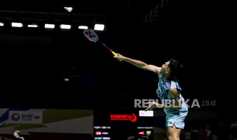 Pebulu tangkis ganda putra Indonesia Fajar Alfian mengembalikan kok ke arah lawannya pebulu tangkis ganda putra Cina Taipei Lee Jhe Huei dan Yang Po Hsuan saat babak 32 besar Daihatsu Indonesia Masters 2024 di Istora Senayan, Jakarta, Selasa (23/1/2024). Pada pertandingan tersebut Fajar Alfian dan Muhammad Rian Ardianto berhasil menang dengan skor akhir 21-16 dan 21-14.