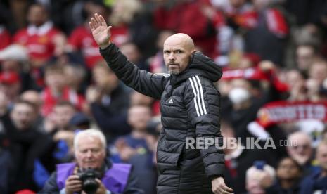 Reaksi manajer Manchester United Erik ten Hag sebelum pertandingan sepak bola Liga Inggris antara Manchester United dan Newcastle United di Manchester, Inggris, 16 Oktober 2022.