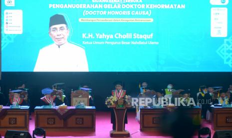 Ketum PBNU tak Permasalahkan Kedatangan Timnas Israel ke Indonesia. Foto:   Pidato ilmiah penerima gelar doktor honoris causa Ketua PP Muhammadiyah 2005-2010, Sudibyo Markus (tengah) Ketua Umum PB Nahdlatul Ulama, Yahya Cholil Staquf saat Rapat Senat Terbuka Penganugerahan gelar Honoris Causa di Universitas Islam Negeri (UIN) Sunan Kalijaga, Yogyakarta, Senin (13/2/2023). UIN Sunan Kalijaga memberikan gelar doktor kehormatan (honoris causa) kepada tiga tokoh agama dunia. Ketiganya mendapatkan gelar ini dinilai memberikan kontribusi aktif dalam mewujudkan perdamaian dan moderasi beragama. Proses pengajuan penerimaan doktor kehormatan kepada tiga calon ini berjalan selama dua tahun.