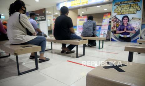 Sejumlah orang antre mengurus perpanjangan Surat Izin Mengemudi (SIM) di Gerai SIM Blok M Square, Jakarta, Selasa (16/6). Layanan Gerai SIM dan Gerai Samsat di pusat perbelanjaan Blok M Square tersebut dibuka kembali setelah sebelumnya ditutup demi mencegah penyebaran Covid-19