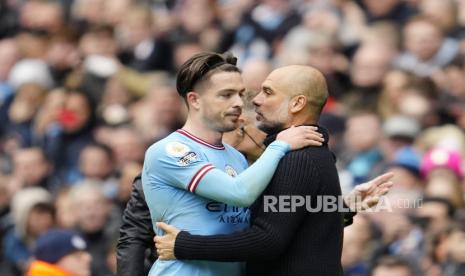  Pelatih kepala Manchester City Pep Guardiola memberi selamat kepada pemainnya Jack Grealish setelah dia diganti pada pertandingan sepak bola Liga Premier Inggris antara Manchester City dan Liverpool di stadion Etihad di Manchester, Inggris, Sabtu (1/4/2023).