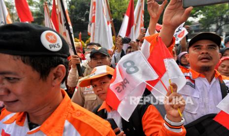 Simpatisan dan sejumlah kader PKS lainnya melakukan pawai menuju gedung KPU untuk mengajukan bakal calon anggota DPR RI dalam Pemilu serentak tahun 2024 di kantor KPU RI, Jakarta, Senin (8/5/2023). Ketua Fraksi PKS Jazuli Juwaini sebut PKS ingin menghadirkan pemimpin bermartabat.