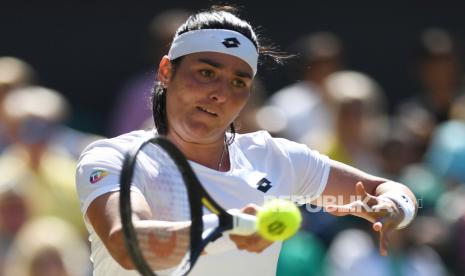  Ons Jabeur dari Tunisia beraksi dalam pertandingan semi final putri melawan Tatjana Maria dari Jerman di Kejuaraan Wimbledon, di Wimbledon, Inggris, 07 Juli 2022.