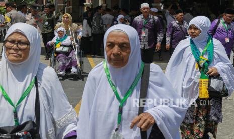 Petugas Asrama Haji Embarkasi Aceh membantu mendorong kursi roda calon haji lansia usai mengikuti upacara pelepasan jamaah calon haji Aceh kloter pertama di Banda Aceh, Aceh, Rabu (29/5/2024). Sebanyak 393 jamaah calon haji kloter pertama dari total 12 kloter Embarkasi Aceh resmi diberangkatkan ke tanah suci dalam penyelenggaraan haji tahun 1445 H/2024. 