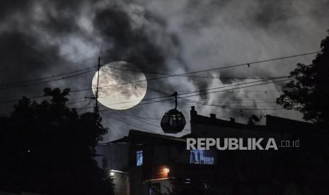 Supermoon yang bertepatan dengan Blue Supermoon merupakan kejadian yang lebih jarang terjadi./ilustrasi