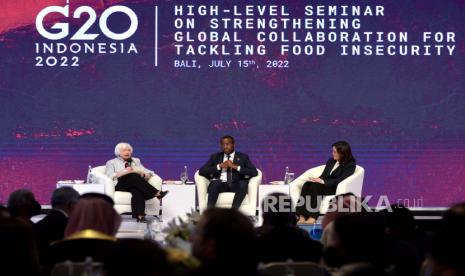 Menteri Keuangan Amerika Serikat Janet Yellen (kiri) berbicara bersama Minister of Economy, Planning and International Cooperation of Senegal Amadou Hott (tengah) dan moderator Kania Sutisnawinata†(kanan) saat sesi High Level Seminar on Strengthening Global Collaboration for Tackling Food Insecurity rangkaian 3rd Finance Ministers and Central Bank Governors (FMCBG)†G20 di Nusa Dua, Badung, Bali, Jumat (15/7/2022). Seminar tingkat tinggi tersebut membahas ancaman krisis pangan (food insecurity) sekaligus aksi global yang dapat dirintis anggota G20 demi mencegah krisis tersebut. 