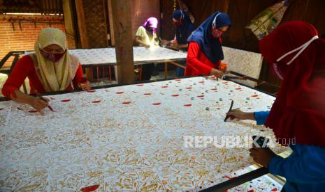 Perajin menyelesaikan pembuatan kain batik (ilustrasi). BBKB di Yogyakarta telah menyelenggarakan pelatihan kepada perajin yang tergabung dalam Asosiasi Perajin Batik Jawa Timur (APBJ).