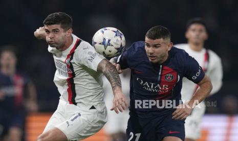 Pemain PSG Lucas Hernandez (kanan) berebut bola dengan Christian Pulisic.