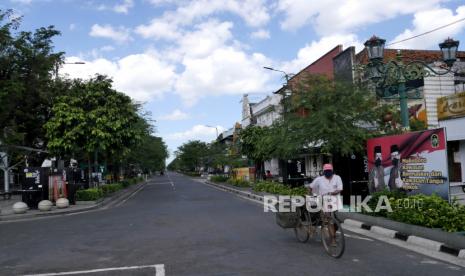 Jalan raya kosong imbas penutupan akses masuk Malioboro, Yogyakarta, Senin (5/7). Polresta Yogyakarta menutup akses jalan masuk menuju Malioboro sejak Senin (5/7) pagi. Hal ini untuk mendukung PPKM Darurat, penutupan ini rencananya berlangsung hingga 20 Juli mendatang. Kawasan Malioboro saat ini menjadi salah satu destinasi paling favorit bagi wisatawan.