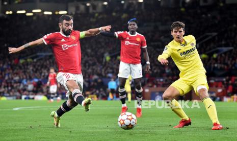 Aksi Pau Torres (kanan) dari Villarreal pada pertandingan Liga Champions UEFA kontra Manchester United.