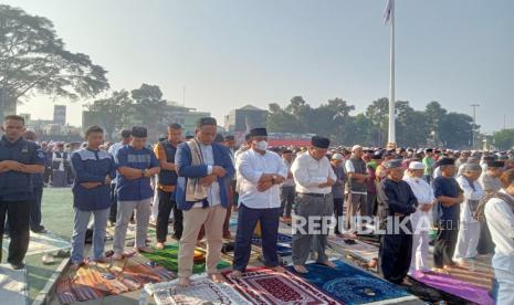 Warga mengikuti Shalat Istisqa untuk minta diturunkkannya hujan digelar di Lapang Merdeka Kota Sukabumi, Jumat (15/9/2023).