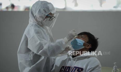 Calon penumpang melakukan tes cepat antigen Covid-19. ilustrasi