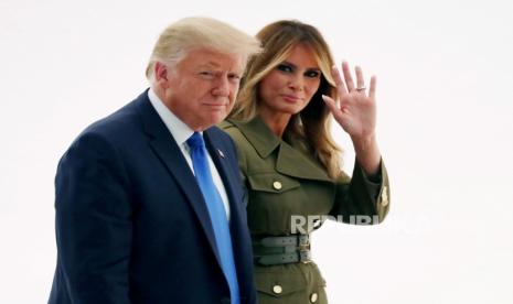 Presiden AS Donald J. Trump (Kiri) dan Ibu Negara AS Melania Trump (Kanan) berangkat setelah Ibu Negara menyampaikan pidatonya pada malam kedua Konvensi Nasional Partai Republik, di Rose Garden di Gedung Putih di Washington, DC, AS , 25 Agustus 2020 (diterbitkan kembali 02 Oktober 2020). Menurut tweet Trump dan istrinya Melania, baik Presiden maupun Ibu Negara dinyatakan positif mengidap virus corona SARS-CoV-2. Penasihat Kepresidenan AS Hope Hicks juga dinyatakan positif terkena virus.