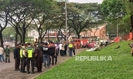 Kondisi bangkai pesawat yang terjatuh di kawasan BSD, Kecamatan Serpong, Kota Tangerang Selatan, Ahad (19/5/2024). 