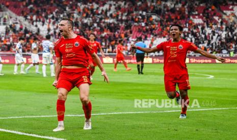 Pesepak bola Persija Jakarta Maciej Gajos (kiri) melakukan selebrasi bersama rekannya Firza Andika (kanan) usai mencetak gol ke gawang PSIS Semarang dalam lanjutan Liga 1 di Stadion Utama Gelora Bung Karno (SUGBK) Senayan, Jakarta, Selasa (30/4/2024). Persija Jakarta menang dengan skor 2-1 atas PSIS Semarang. 