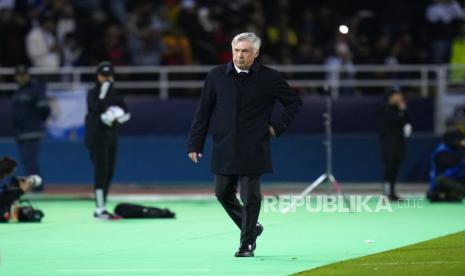 Pelatih Real Madrid Carlo Ancelotti berjalan pada pertandingan final Piala Dunia Antarklub FIFA antara Real Madrid dan Al Hilal di Stadion Prince Moulay Abdellah di Rabat, Maroko,  Ahad (12/2/2023) dini hari WIB.