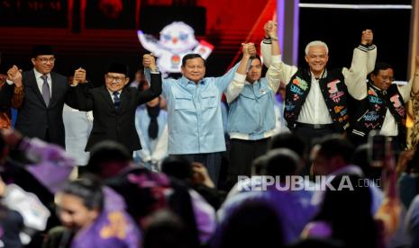 Capres dan cawapres nomor urut 1, 2 dan 3 dalam acara Debat Pilpres, Ahad (4/2/2024). Komnas Perempuan mengapresiasi debat tersebut karena membahas isu tentang perempuan.