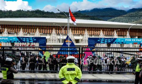 Aparat keaamanan TNI dan Polri berjaga di pintu utama Stadiun Papua Bangkit, Sentani Timur, Kabupaten Jayapura, Papua, Jumat (23/10/2020). Venue PON XX yang bersumber dari Anggaran Pendapatan Belanja Daerah (APBD) Provinsi Papua itu siap diresmikan sekaligus hitung mundur pelaksanaan PON XX 2021. Selain venue, juga diresmikan Terminal Type B Waena Kota Jayapura, peluncuran data Orang Asli Papua (OAP), pemberian nama Stadion Lukas Enembe yang sebelumnya Papua Bangkit, dan perubahan nama Bandar Udara Sentani menjadi Dortheys Hiyo Eluay. 