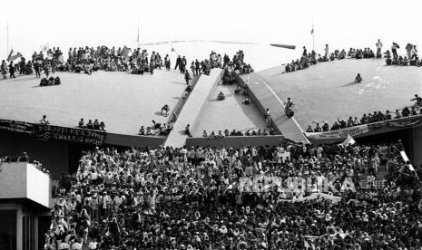 FOTO ARSIP - Mahasiswa meluber hingga ke kubah Grahasabha Paripurna ketika menggelar unjuk rasa yang menuntut reformasi menyeluruh, Selasa (19/5/1998). Unjuk rasa mahasiswa yang datang dari Jakarta dan sejumlah kota di Jawa dan Sumatera tersebut berlangsung dengan aman