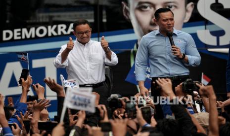 Bakal calon presiden dari Koalisi Perubahan Anies Baswedan bersama Ketua Umum Partai Demokrat Agus Harimurti Yudhoyono (AHY) menyapa kader partai Demokrat saat tiba di kantor DPP Partai Demokrat, Jakarta, Kamis (2/3/2023). Kunjungan Anies ke kantor DPP Demokrat tersebut untuk melakukan pertemuan bersama Majelis Tinggi Partai Demokrat