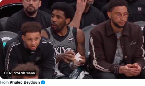 Point guard Brooklyn Nets Kyrie Irving berbuka puasa di sela pertandingan.