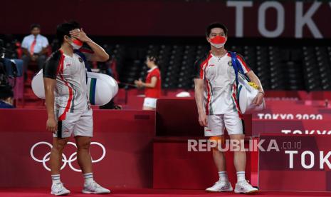 Pebulu tangkis ganda putra Indonesia Marcus Fernaldi Gideon/Kevin Sanjaya Sukamuljo bersiap meninggalkan lapangan seusai kalah dari ganda putra Malaysia Aaron Chia/Wooi Yik Soh dalam perempat final Olimpiade Tokyo 2020 di Musashino Forest Sport Plaza, Tokyo, Jepang, Kamis (29/7/2021). Marcus Fernaldi Gideon/Kevin Sanjaya Sukamuljo gagal melangkah ke semifinal setelah kalah 14-21, 17-21.